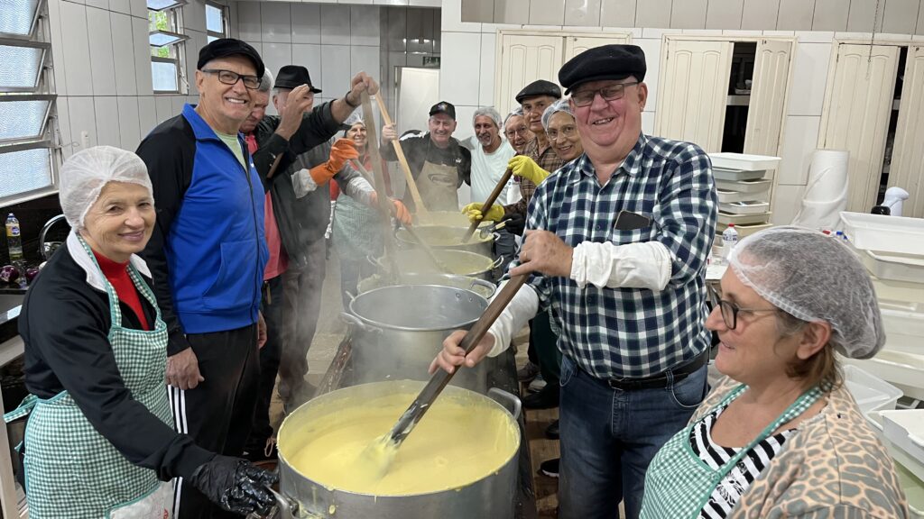 Comunidade do Jacarezinho prepara 500kg de polenta para a Suinofest